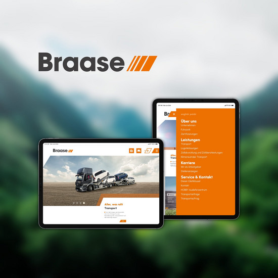 On the road again Zwei Tablets zeigen Startseite und orangenes Menü der Spedition Braase