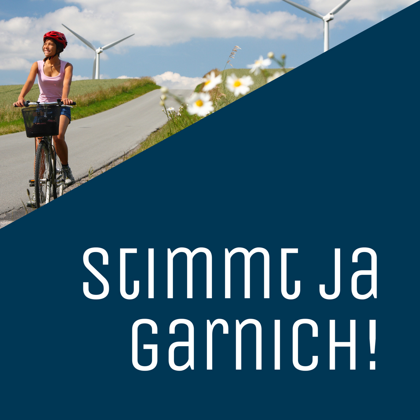 Radfahrerin vor Windkraftanlagen und Text 