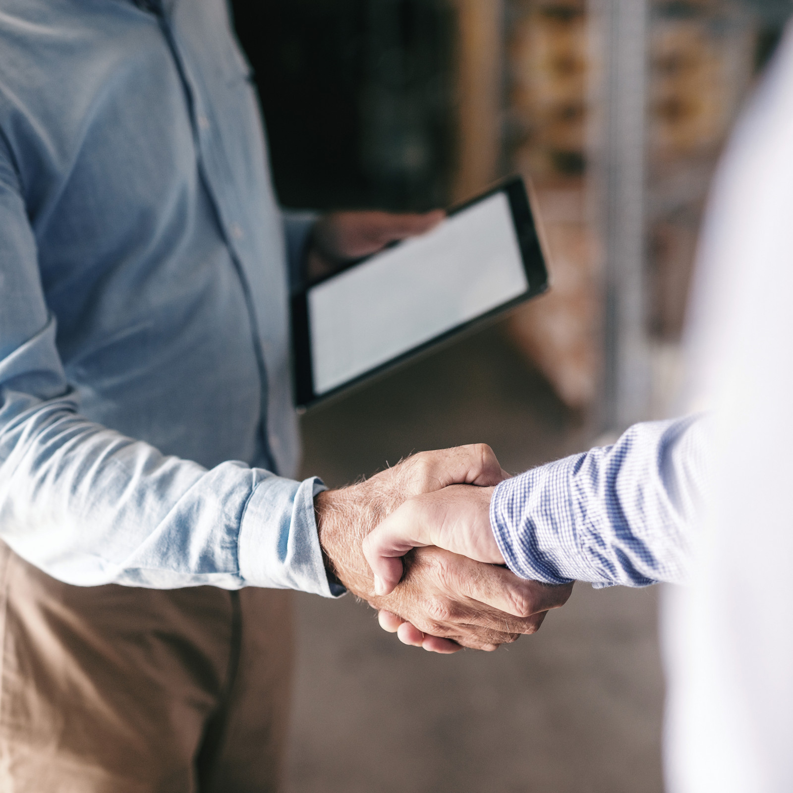 hochzwei_lundm_teaser_01.jpg Zwei Männer in Hemden geben sich die Hand