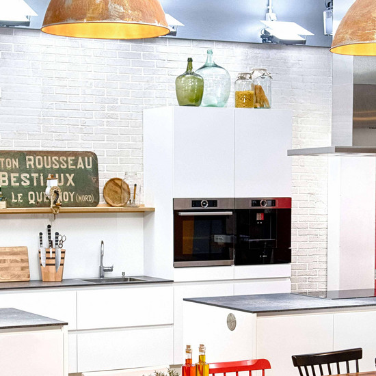 Zum Anbeißen! Küche mit rotem Kühlschrank