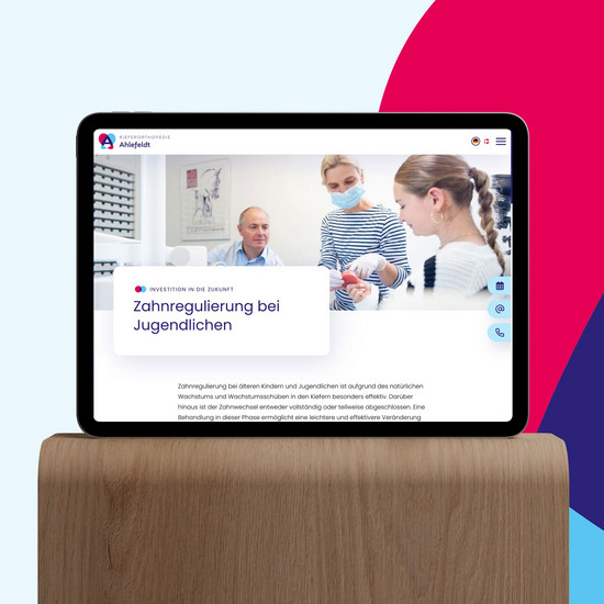 CD und Website für die Kieferorthopädie Ahlefeldt Laptop mit der Website der Praxis