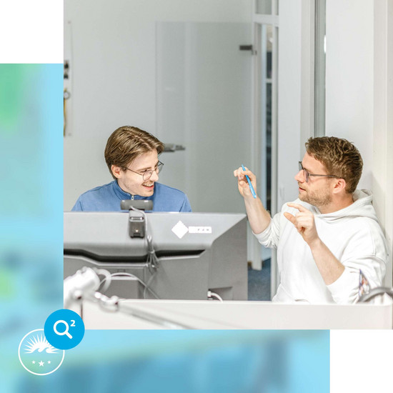 Fortbildung Zwei männliche HOCHZWEI-Mitarbeiter tauschen sich aus