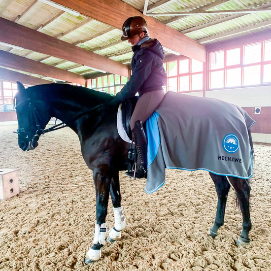 Umgesattelt Frau sitzt auf Pferd