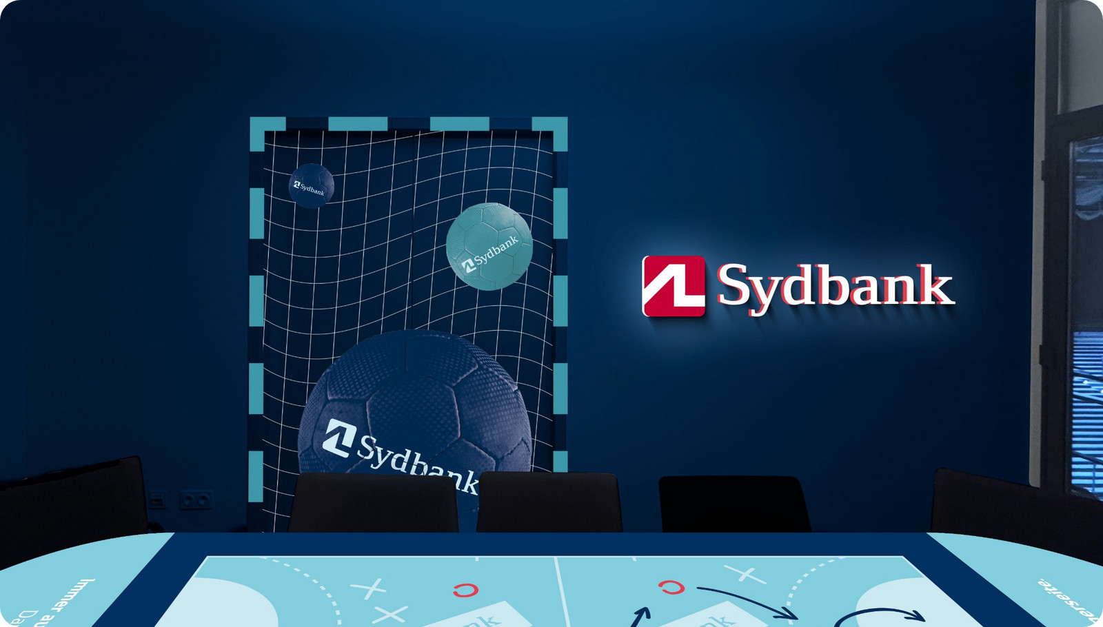 Ein visualisiertes Handballtor auf dunklem Hintergrund, daneben das Sydbank Logo