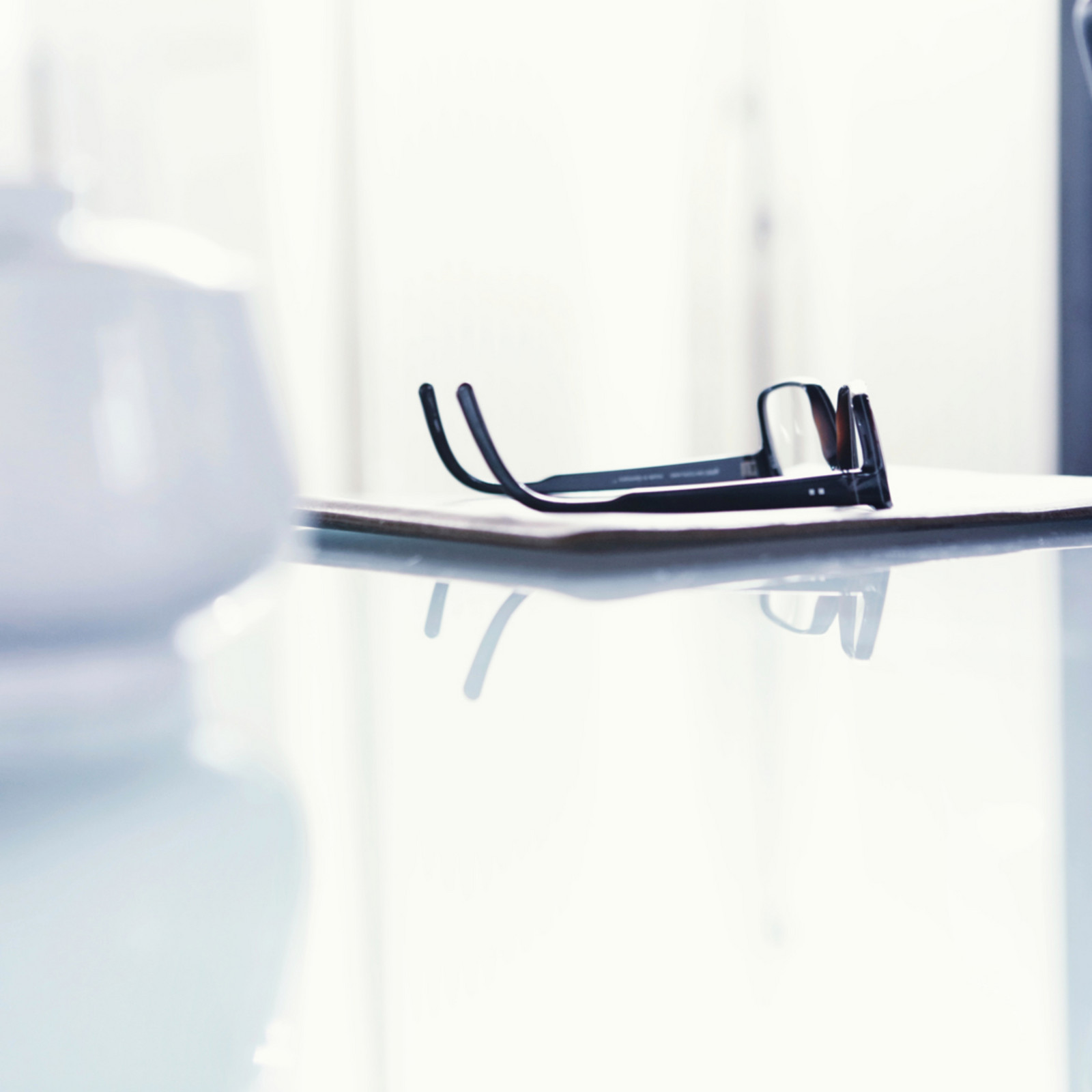 hochzwei_conreri_teaser_06.jpg Brille, die auf einem Tisch liegt