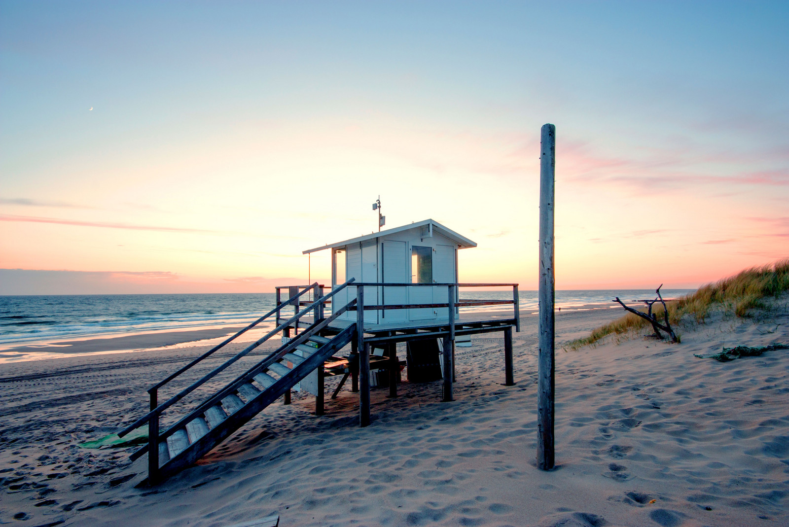 hochzwei_tsw_teaser_gross_07.jpg Ein weißes Strandhaus steht einsam am Strand