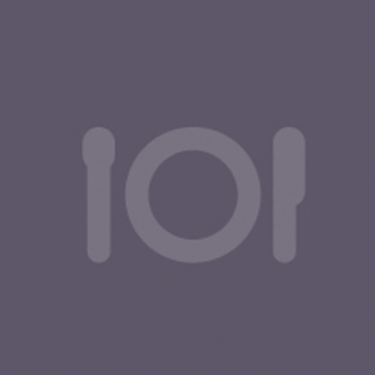 hochzwei_wald_teaser_06.jpg Teller mit Besteck auf braunem Hintergrund