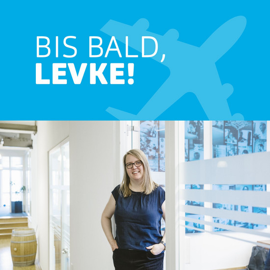 See you soon, Levke! Bild von Mitarbeiterin Levke mit Flugzeug und Slogan: Bis bald, Levke!
