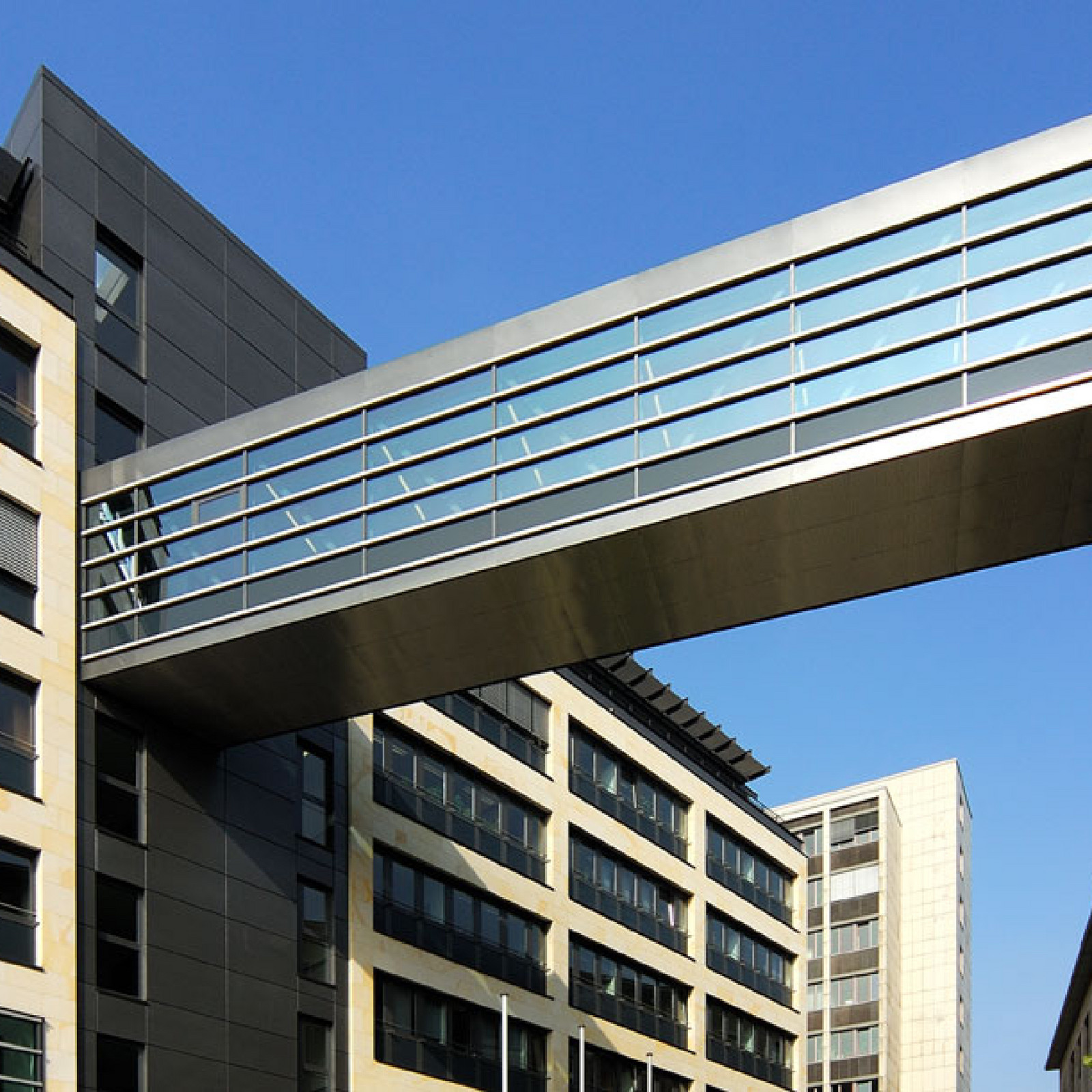 hochzwei_glre_teaser_05.jpg Eine Brücke die zwei Gebäude verbindet