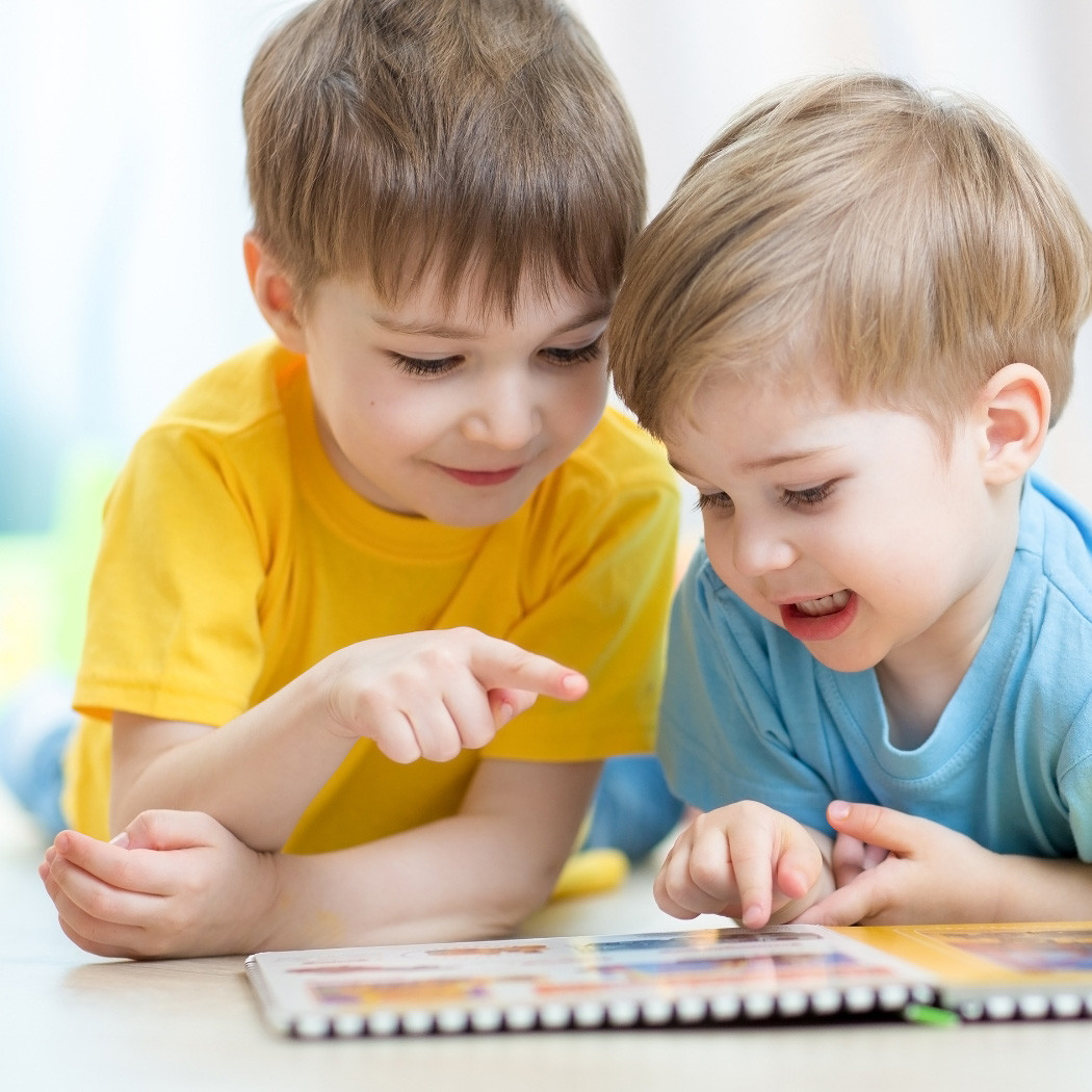 h2_spho-pixibuch_teaser_05.jpg Zwei kleine Kinder lesen gespannt in einem Pixiebuch