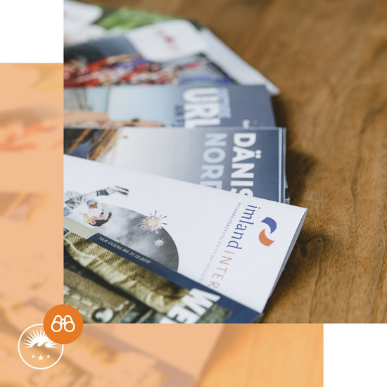 Welchen Mehrwert hat Corporate Publishing im 21. Jahrhundert? Gestapelte Flyer auf einem Tisch