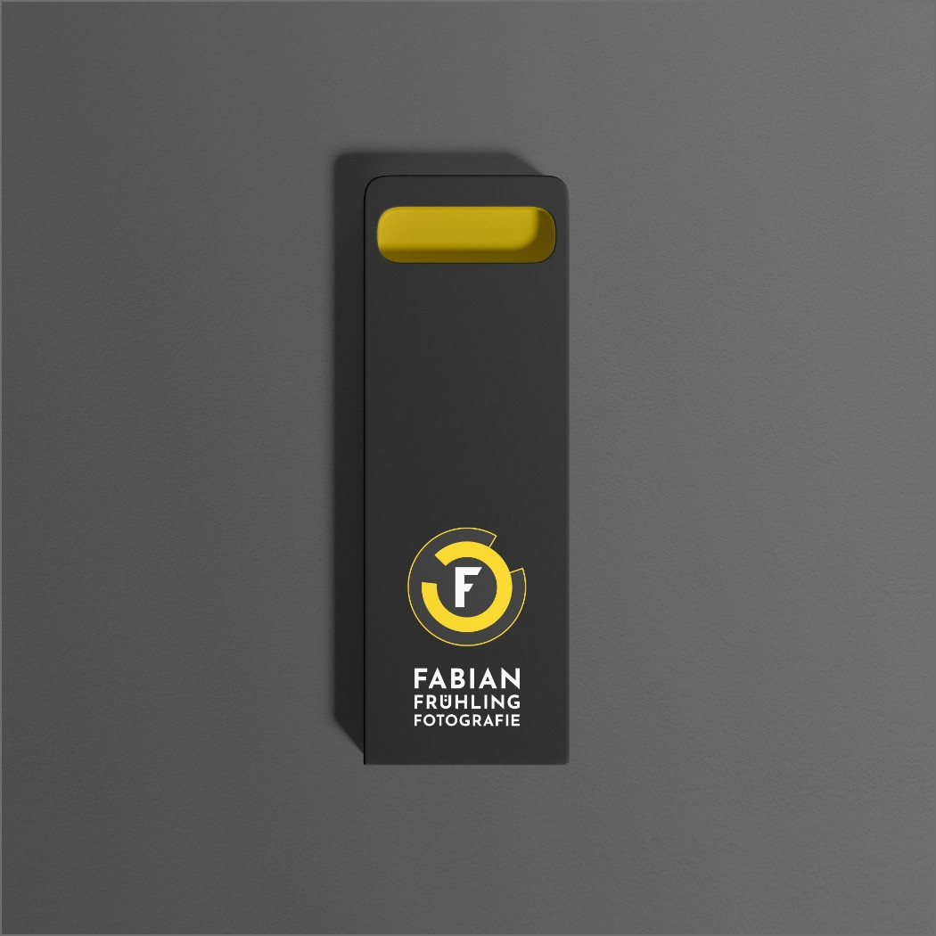 hochzwei_FabianFruehling_teaser_01.jpg Eine schwarze Schachtel mit dem Aufdruck von Fabian Frühling