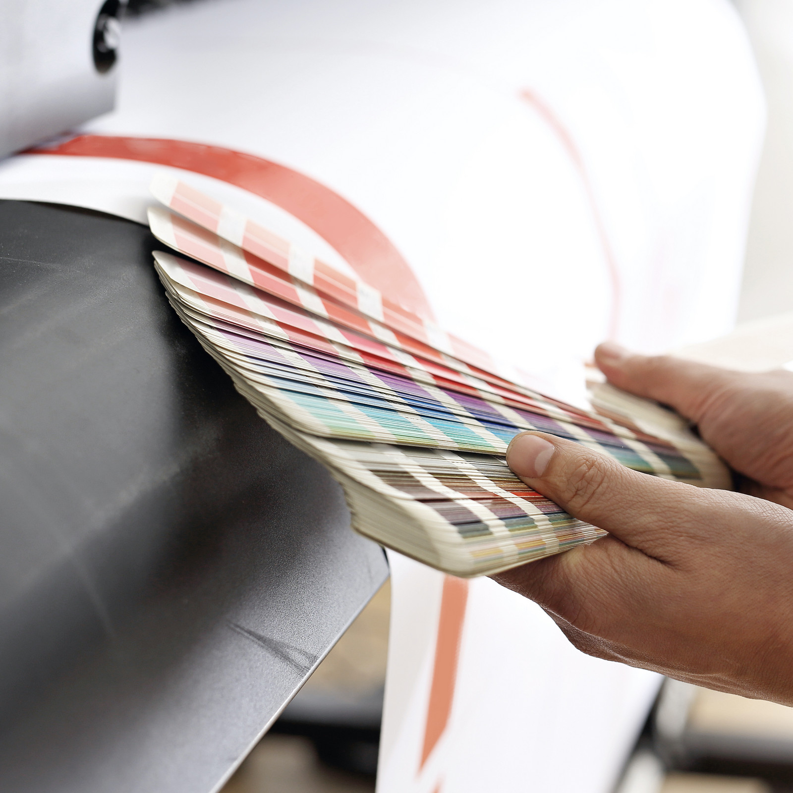 hochzwei_lundm_teaser_04.jpg Person blättert in einer Farbpalette