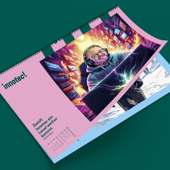 Bild von einem Wandkalender auf dunkelgrünem Hintergrund. Der Kalender ist auf einer rosa Seite aufgeschlagen und zu sehen ist ein buntes KI-generiertes Bild von einem Mann am Laptop.