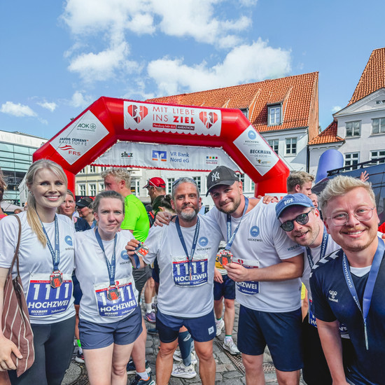 Hochzwei-Staffel von links nach rechts Jenny, Sandra, Timo, Nils, Bryan und Luca