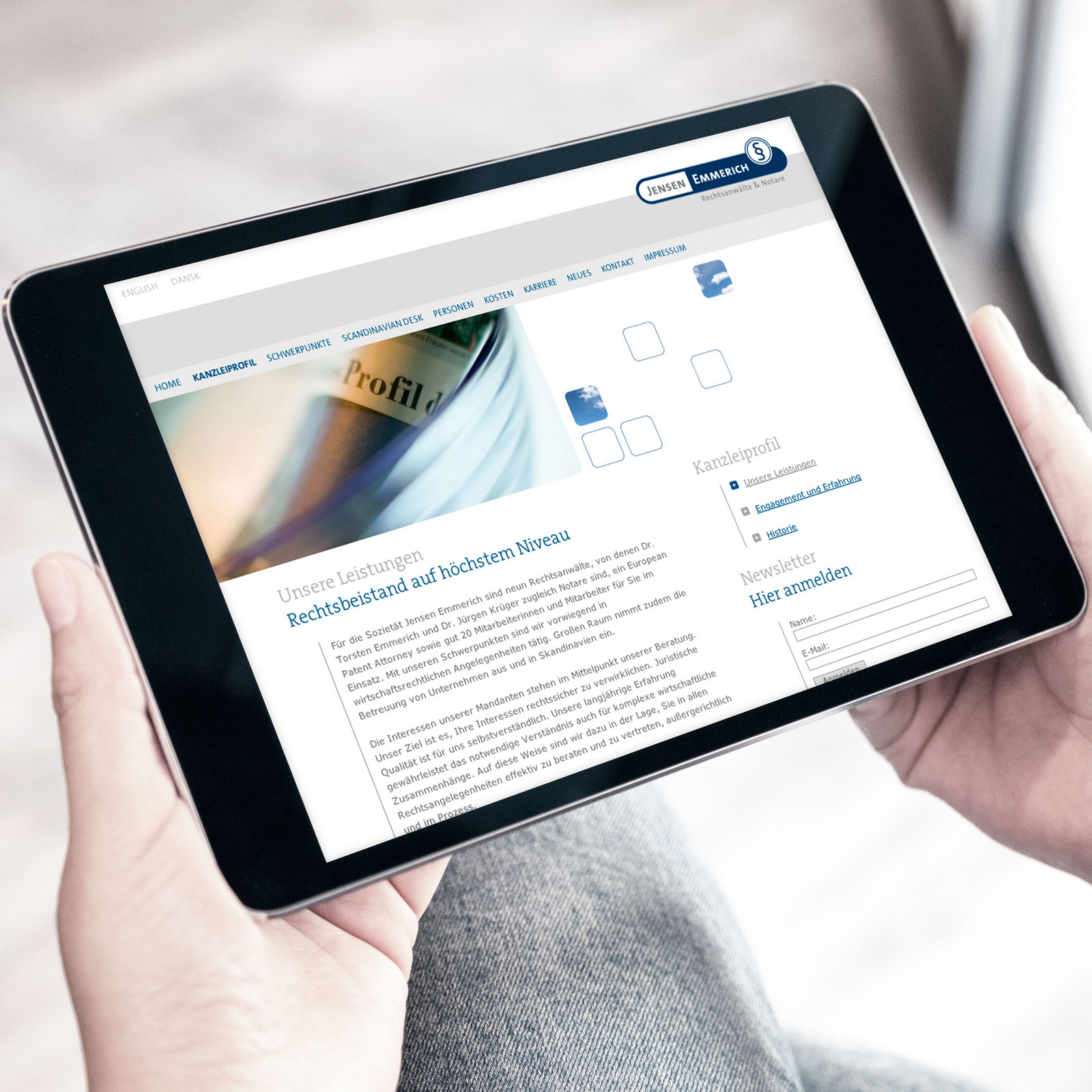 Eine Person surft auf einem Ipad auf der Jensen Emmerich Homepage