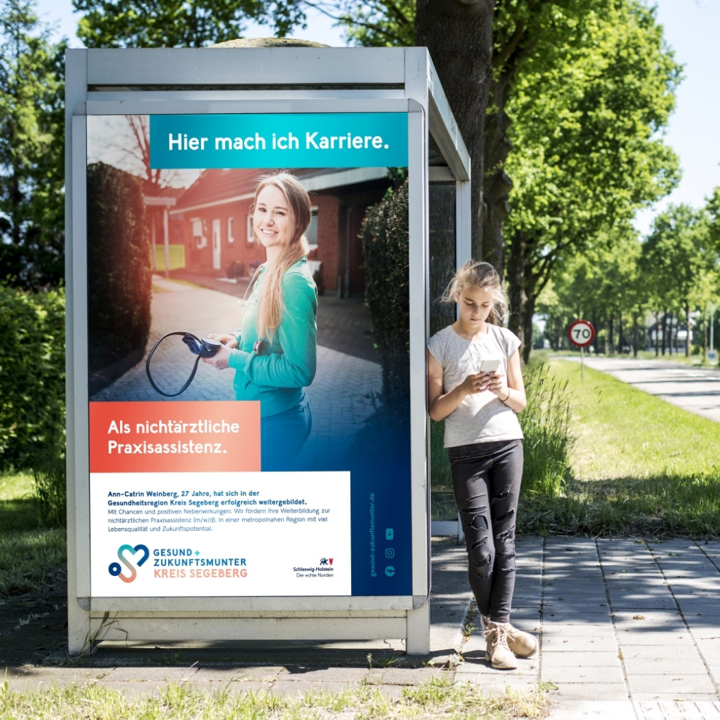 hochzwei_wksrecruiting_teaser_10.jpg Ein junges Mädchen steht an einer Bushaltestelle