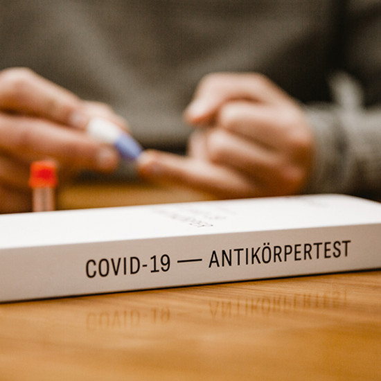 Antikörper-Test für Mitarbeiter Person macht einen Antikörper Test