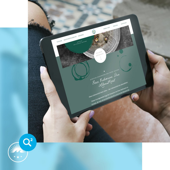 Soziales Engagement Frau hält Ipad in der Hand