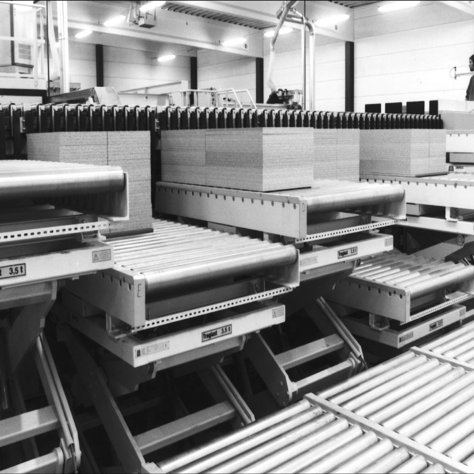 hochzwei_anthon_teaser_06.jpg Schwarz-weißes Foto von Gitterstäben von Förderbändern