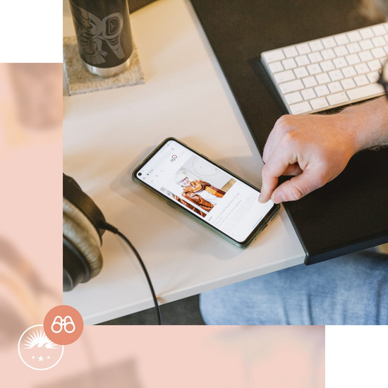 Monatliche redaktionelle Betreuung Person schaut sich ttp Webseite an