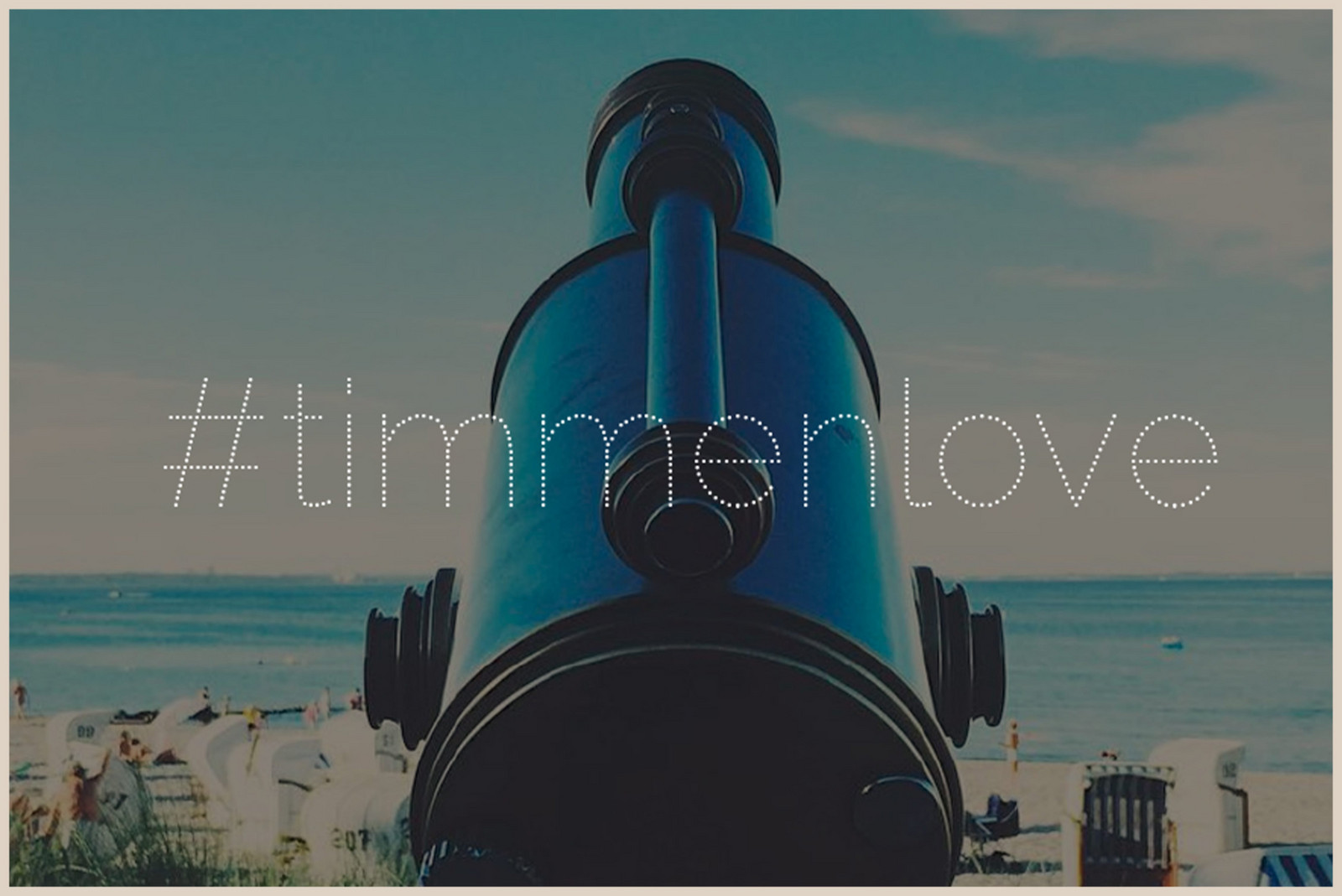 hochzwei_tims_teaser_gross_01.jpg Blaues Fernglas am Strand