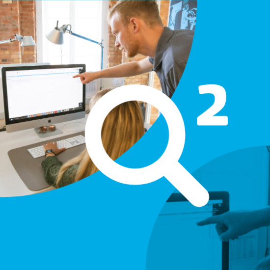 Aktuelle Themen, die uns bewegen Blaue Kachel mit Lupe und hochgestellter Zwei