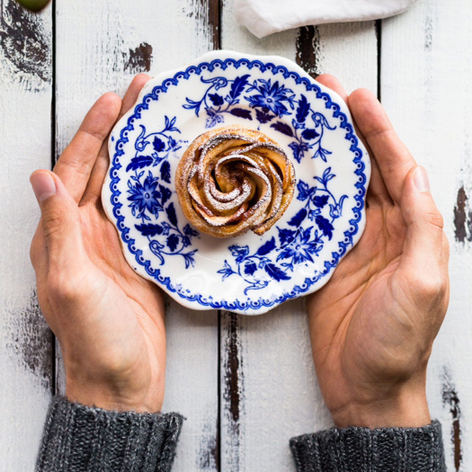 hochzwei_vide_teaser_06.jpg Gebäck auf blau geblümten Teller