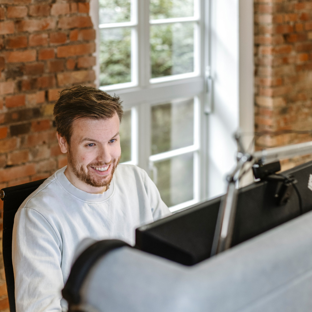 Ein Mitarbeiter von Hochzwei an seinem Arbeitsplatz