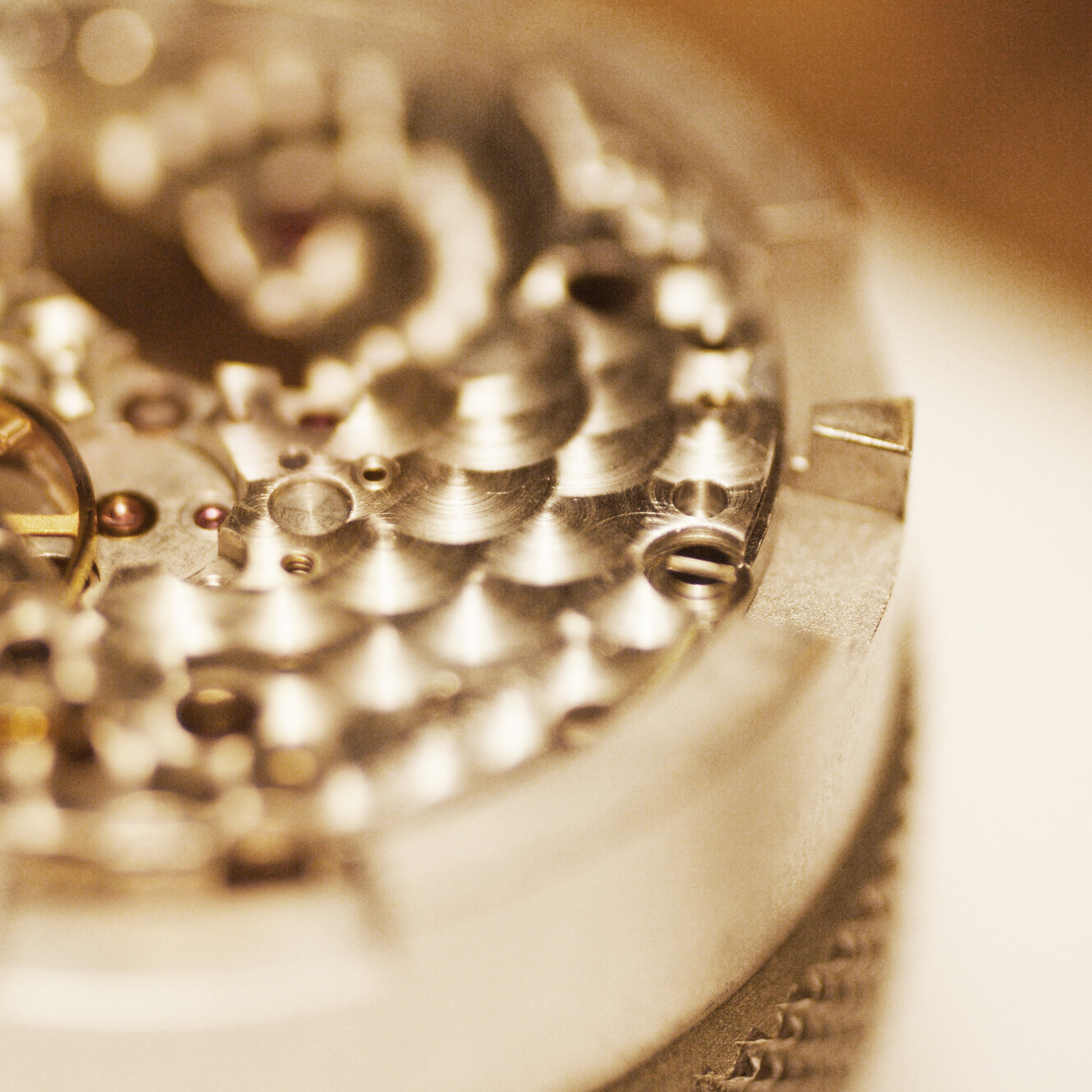 hochzwei_peju_teaser_09.jpg Nahaufnahme eines Uhrenwerkes