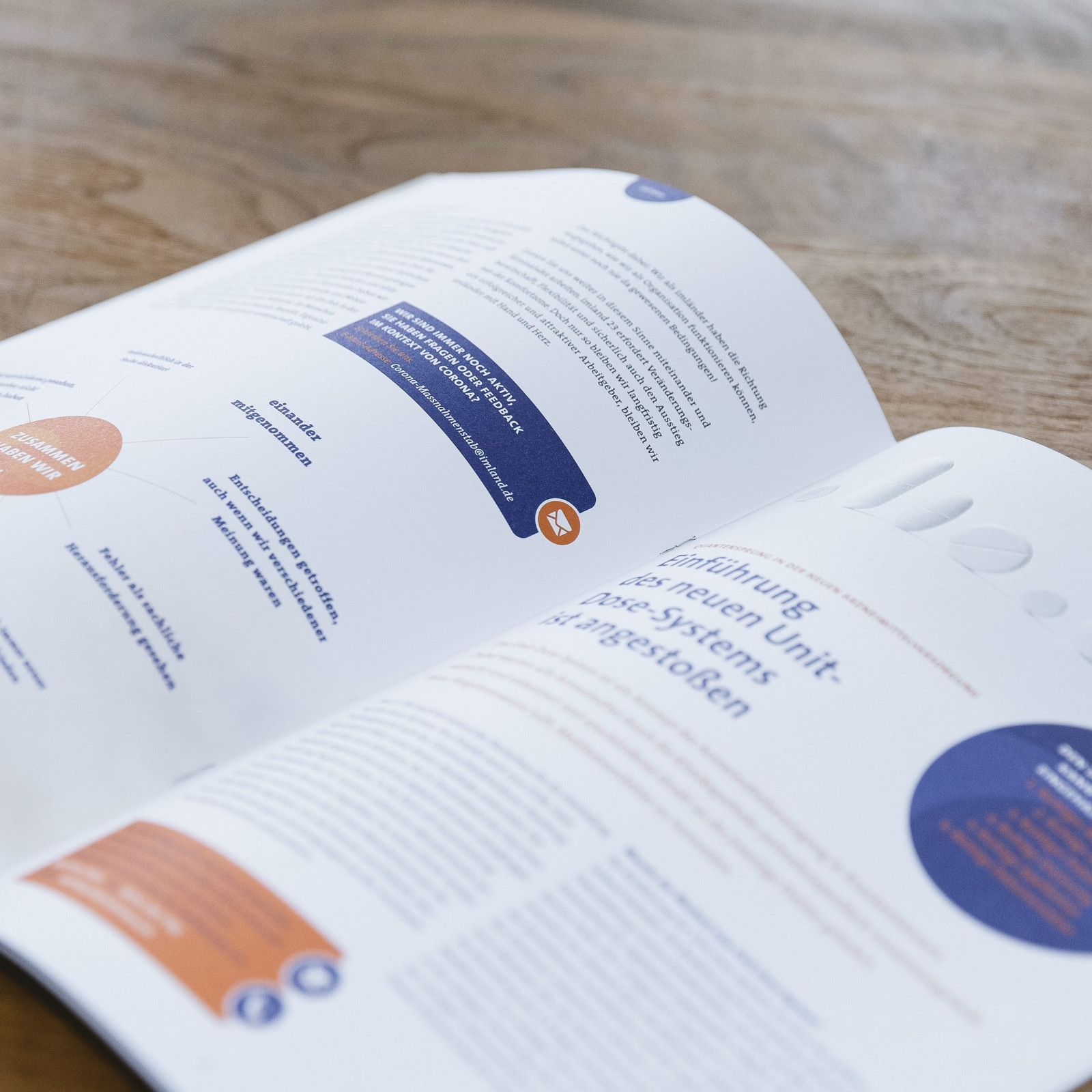 Geöffnetes Magazin auf einem Holztisch