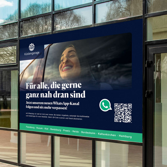 Ein Emil Frey Plakat an einem Fenster