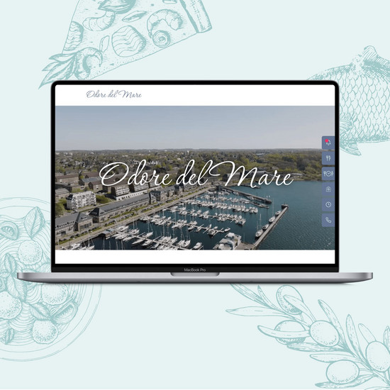 Buon appetito! Laptop zeigt Sonwik Yachthafen, Hintergrund: Pizza, Fisch und Olivenzweig