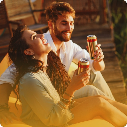 Zwei Personen trinken ein Dosengetränk