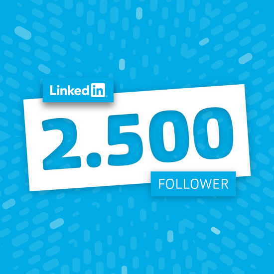 "LinkedIn 2500 Follower" vor einem hellblauen Hintergrund.