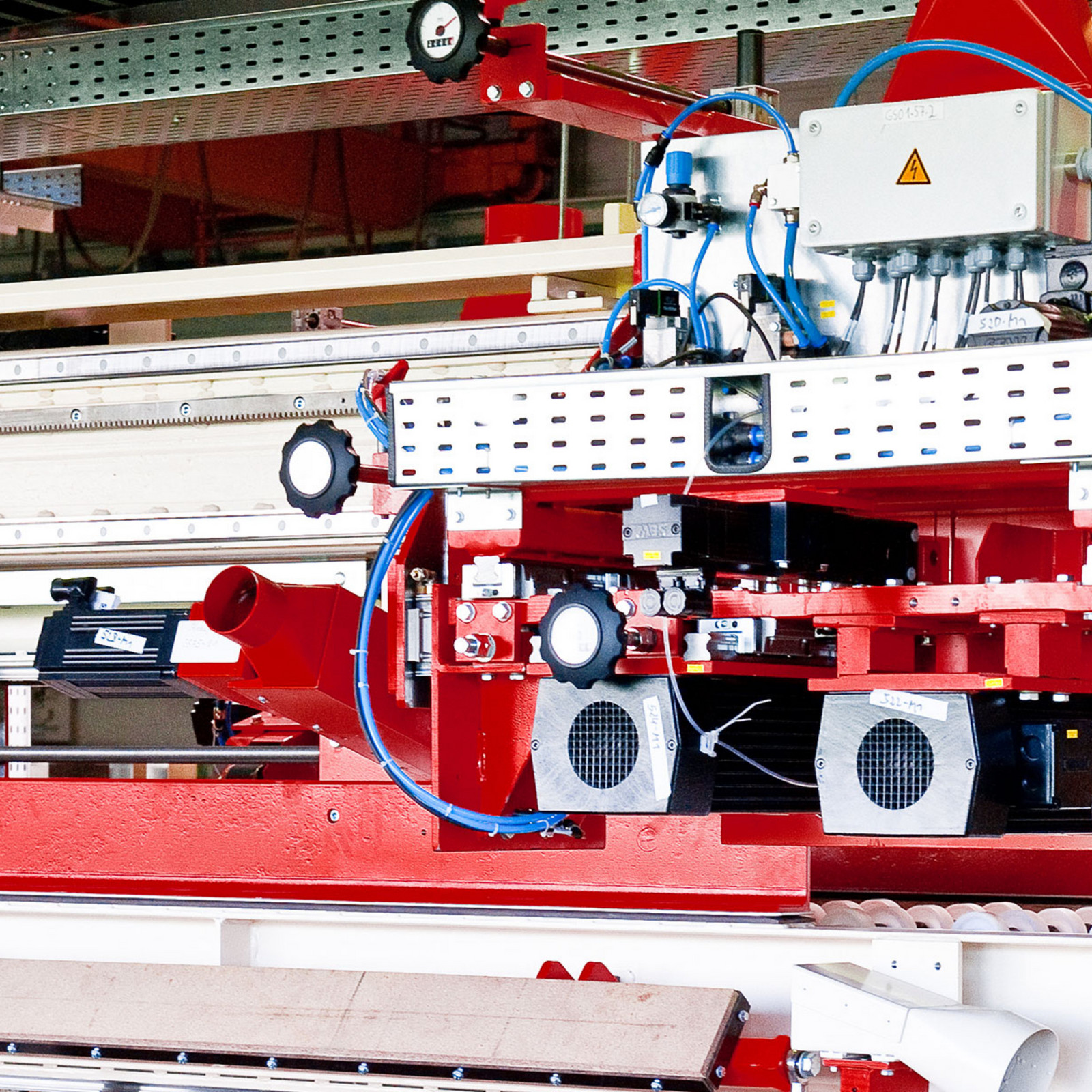 hochzwei_anthon_teaser_08.jpg Rote Maschine mit blauen Kabeln