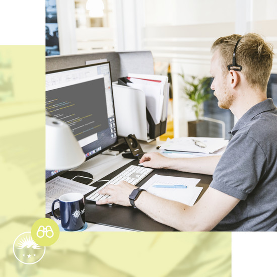 Wie entsteht eine neue Website? Hochzwei Mitarbeiter Stephan schreibt Emails