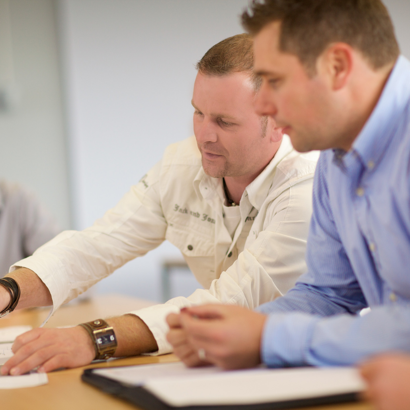 hochzwei_greylogix_teaser_06.jpg Zwei Mitarbeiter von Grey Logix beraten sich