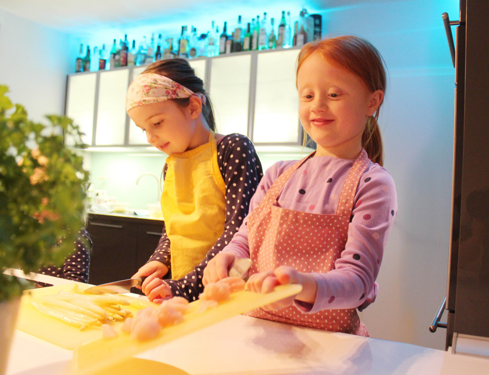 hochzwei_wjfl_teaser_02.jpg Zwei Kinder beim backen