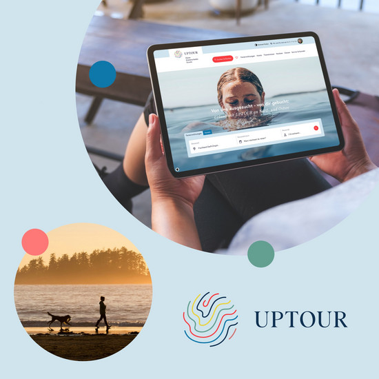 Grafik mit zwei Fotos in Kreisen. Das eine zeigt ein Tablet mit der Uptour Webseite, das andere zeigt eine Frau, die mit ihrem Hund in der Abenddämmerung am Strand spaziert. Daneben ist der Uptour Logo, dass an kleine Wellen erinnern soll. Jede Wellenlinie hat eine andere Farbe.