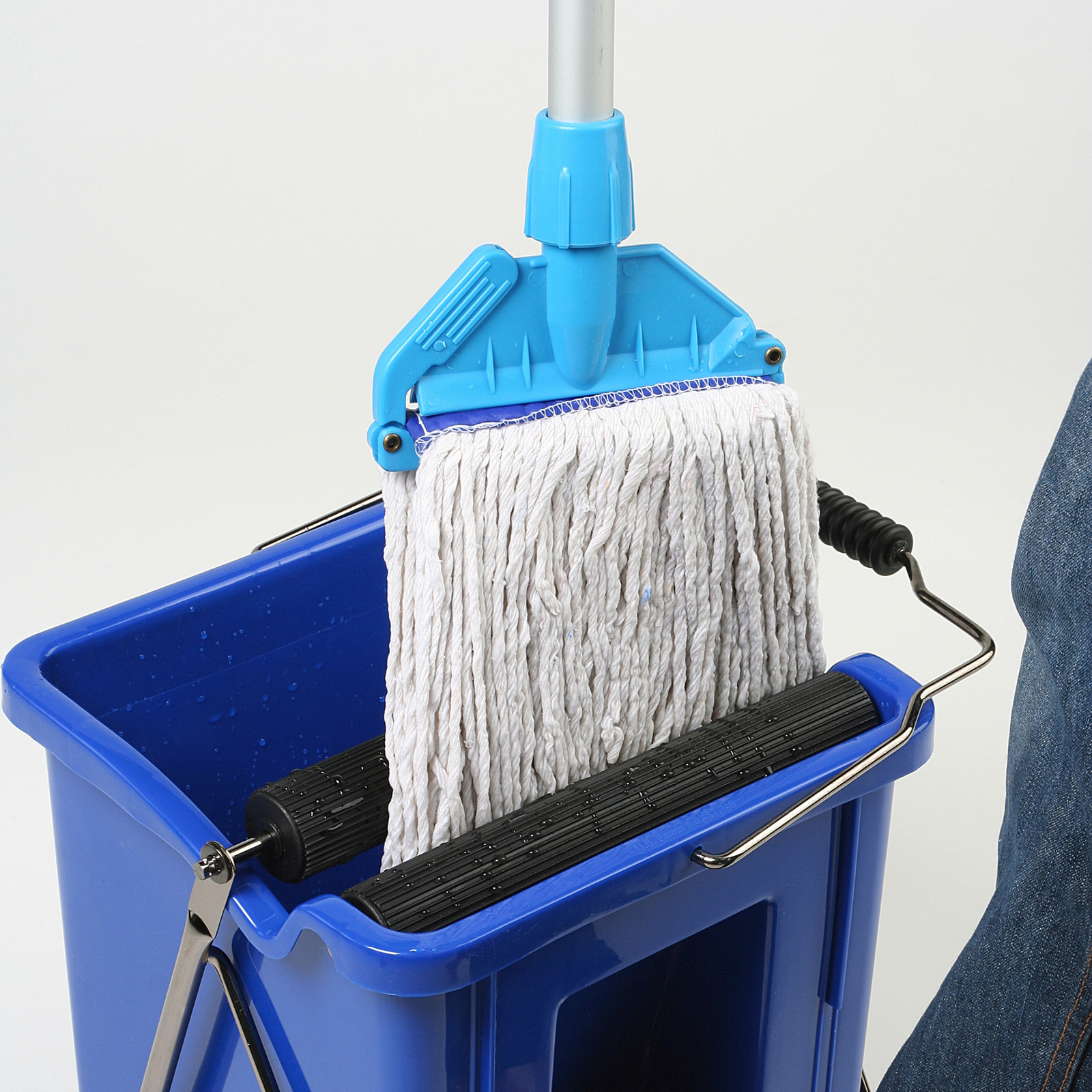 Wischmopp und Eimer