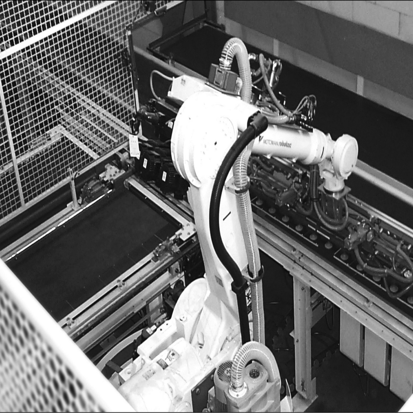hochzwei_anthon_teaser_07.jpg Schwarz-weißes Foto eines Maschinenarms und Laufband