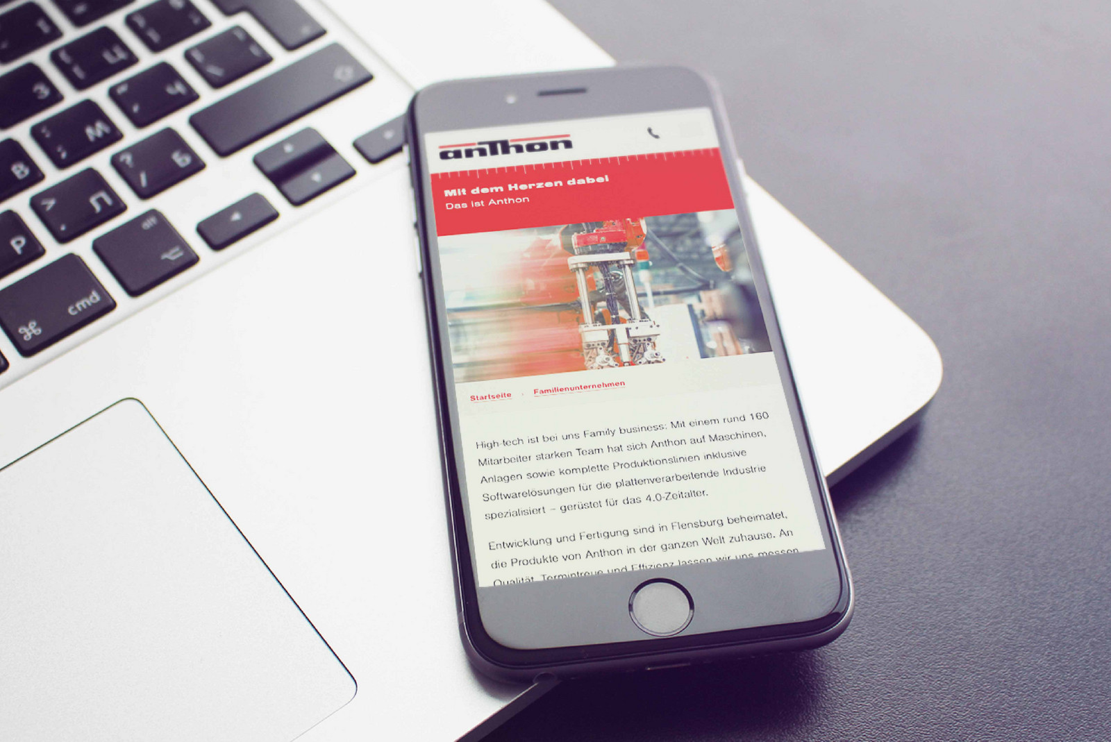hochzwei_anthon_teaser_gross_01.jpg Smartphone liegt auf Laptop und zeigt mobile Website von anthon.de