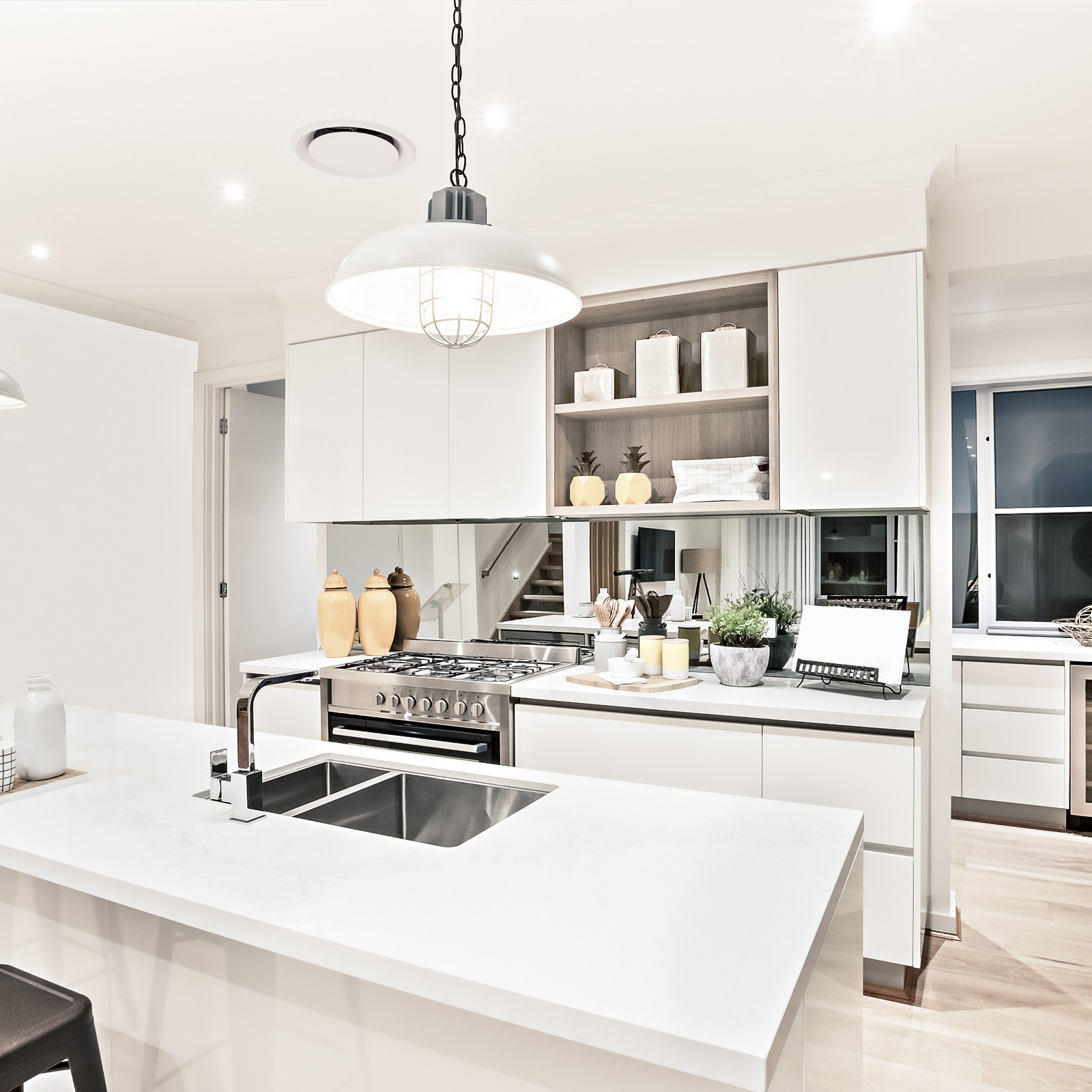 hochzwei_halu_teaser_03.jpg Blick in eine moderne weiße Küche