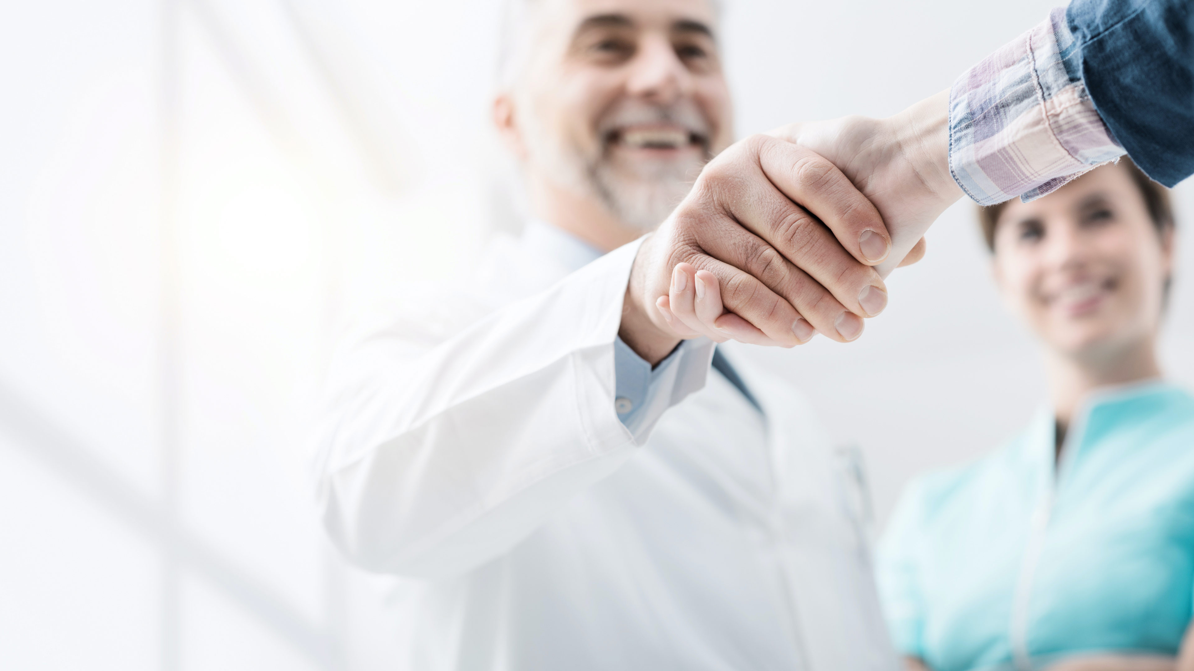 hochzwei_sana_slider_03.jpg Arzt gibt Patient die Hand