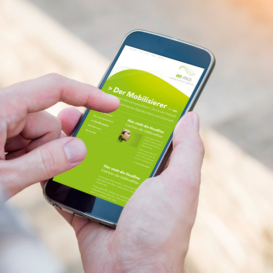 Familienporträt Person surft auf der mr net group Homepage