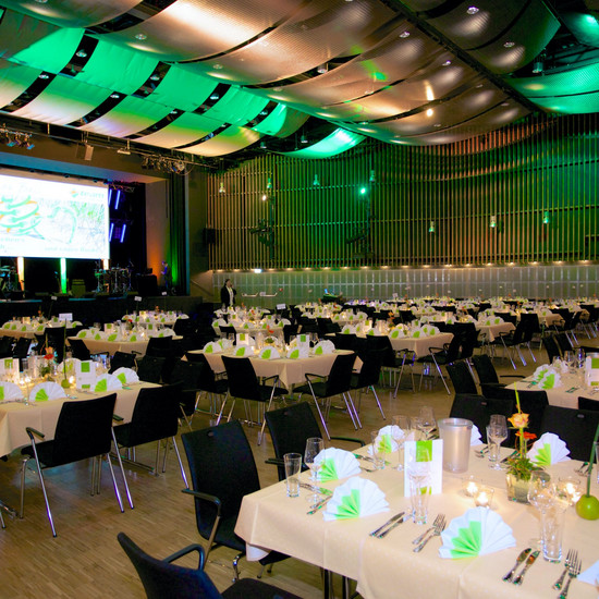 Der Ball ist rund Großer Veranstaltungsraum mit gedeckten Tischen