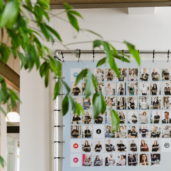 Blick auf das Mitarbeiterplakat bei Hochzwei