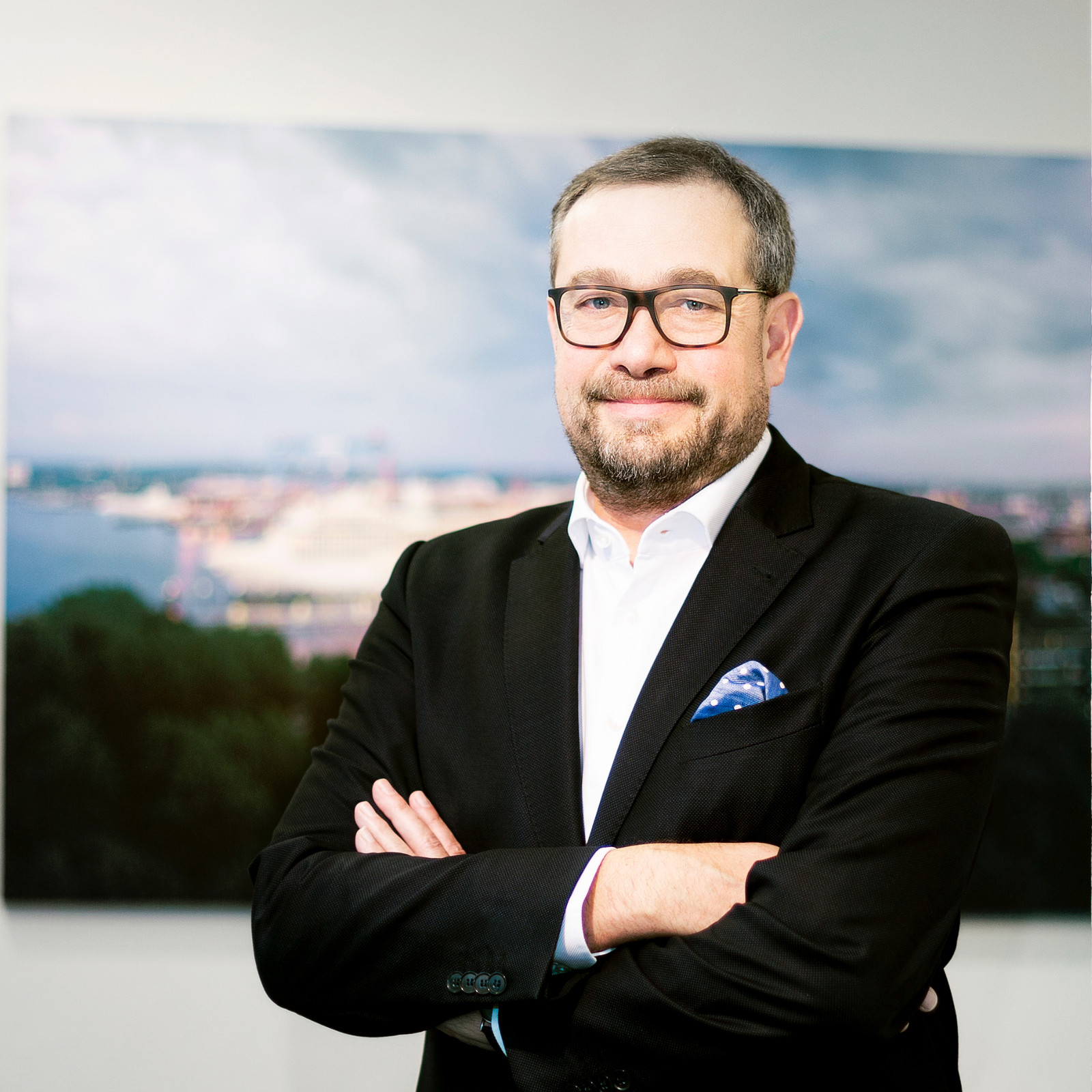 hochzwei_hwbu_teaser_04.jpg hwb Mitarbeiter posiert vor der Kamera