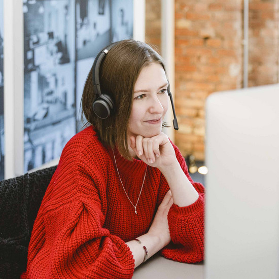 Sehr gut² Brünette Frau im roten Pullover